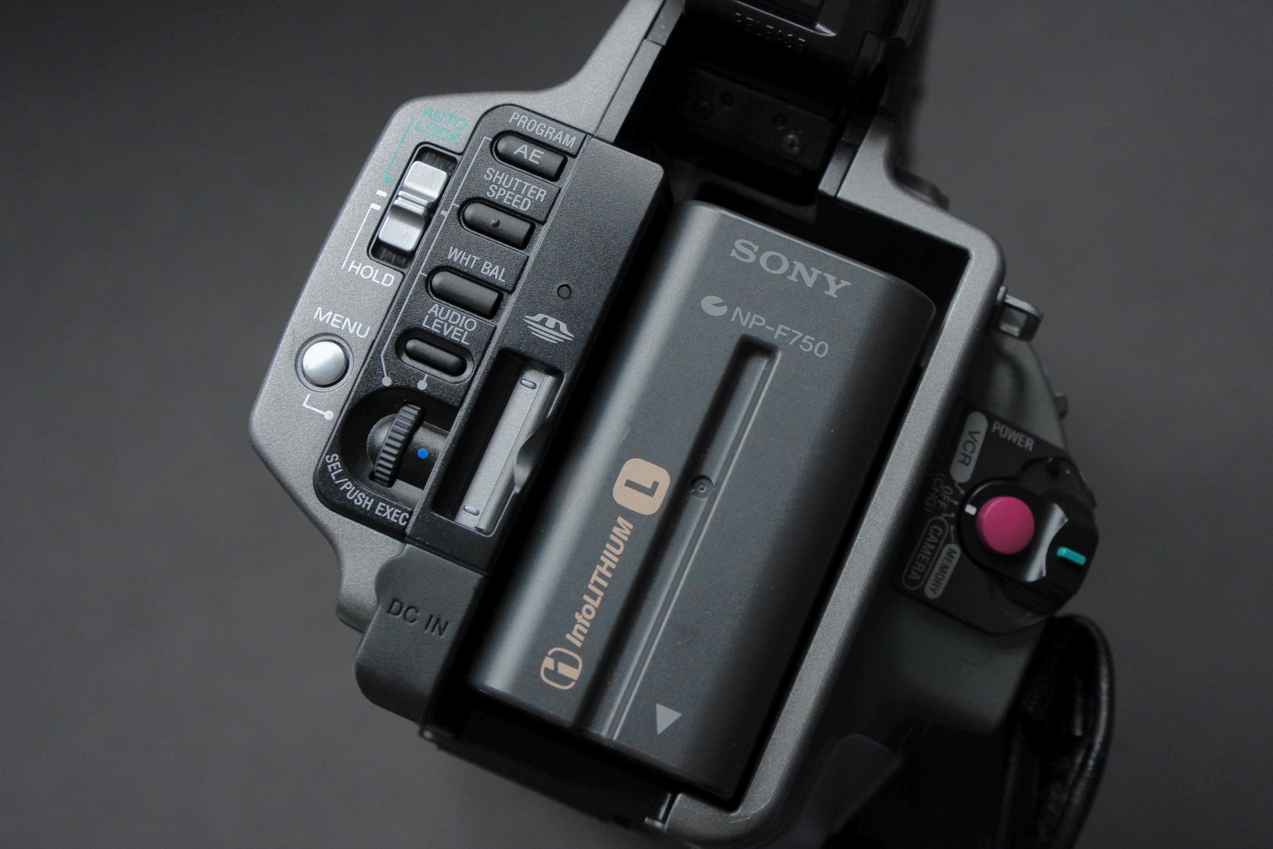 Sony Handycam DCR-VX2100E - Image 6