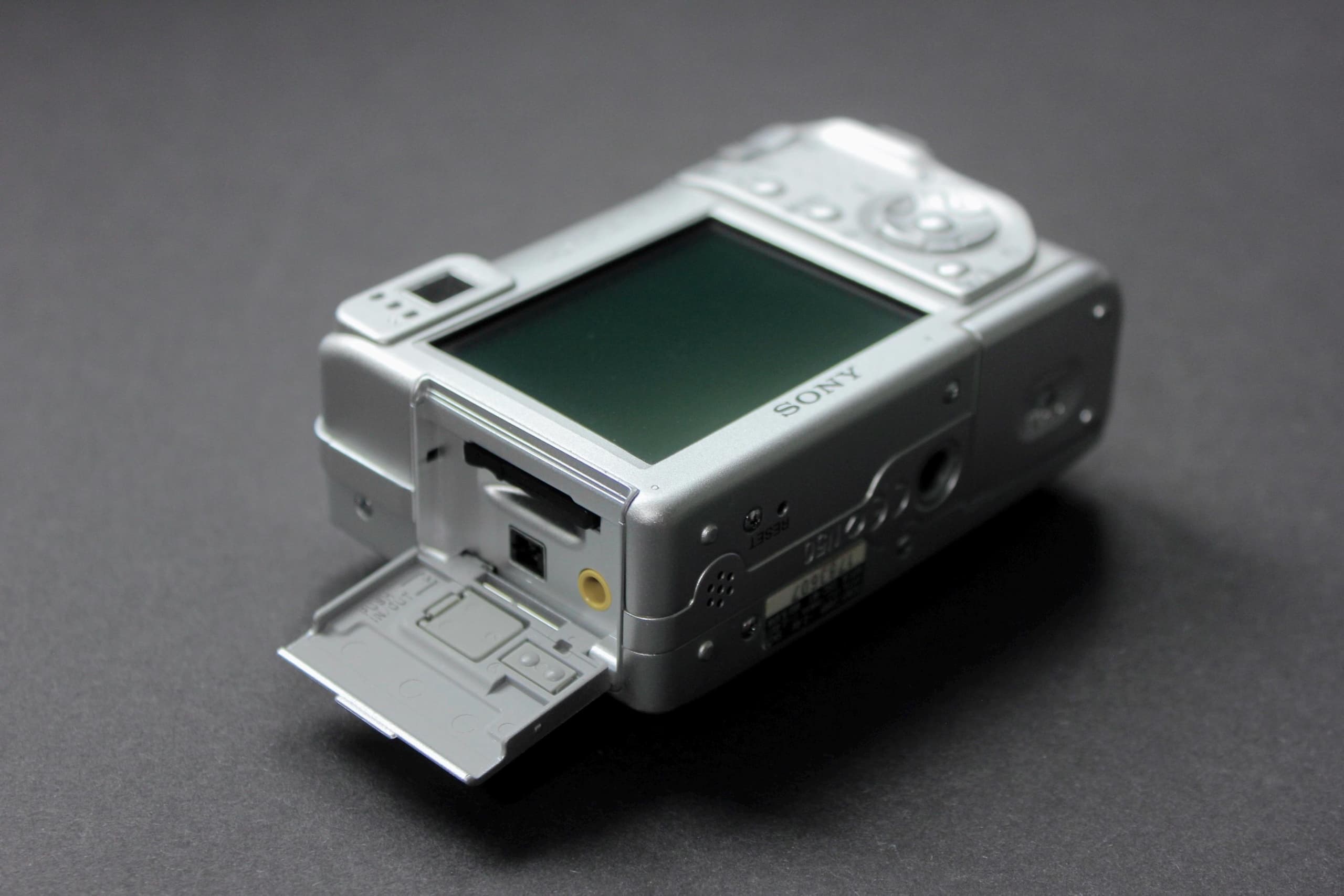 Sony Cyber-shot DSC-W1 - Image 6