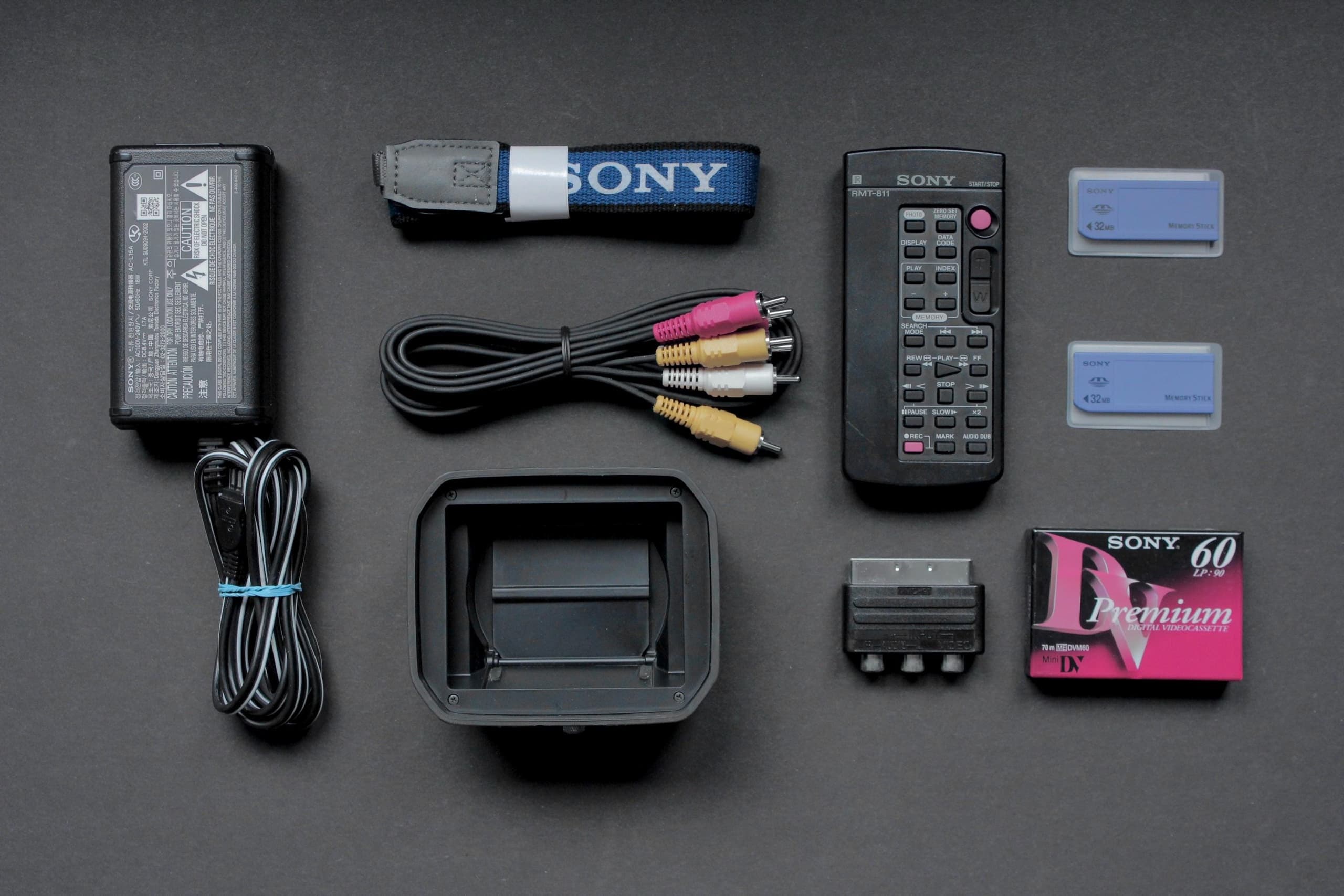 Sony Handycam DCR-VX2100E - Image 2