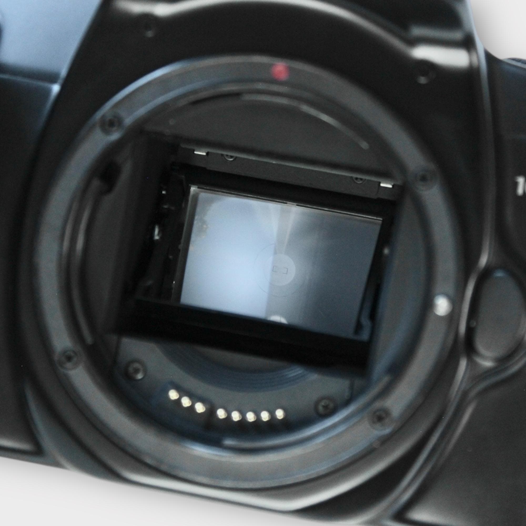 Canon EOS1000F with Canon Lens - Image 8