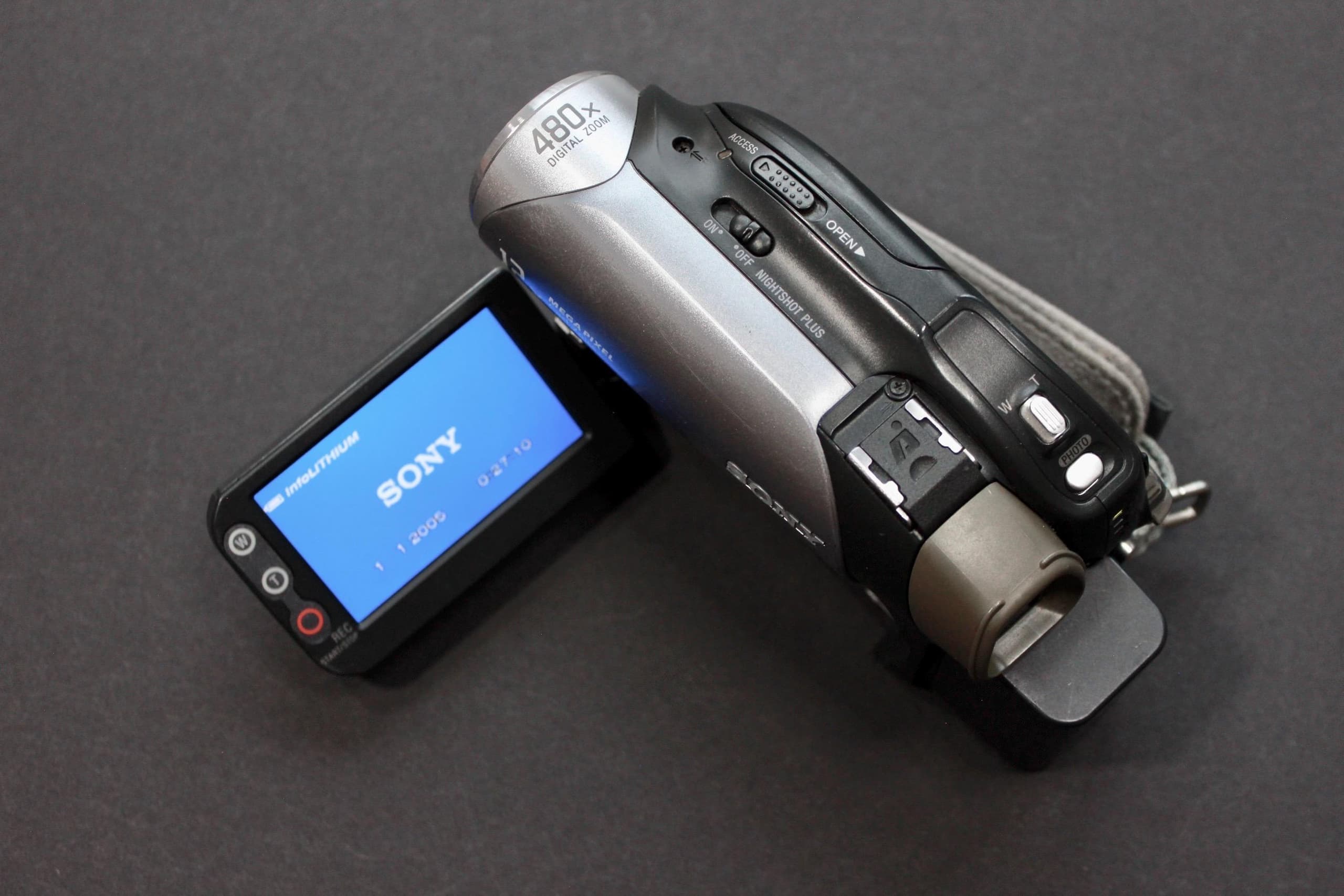 Sony Handycam DCR-DVD202E - Image 2